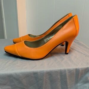 Women’s 7.5 Boston Design Orange Heel Pump